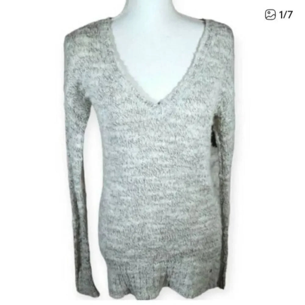 AMERICAN EAGLE OUTFITTERS GRAY, WHITE, & METALLIC SILVER SWEATER SZ.S EUC.